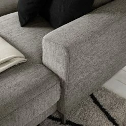 Fredriks Ecksofa Summer - Webstoff Madu: Hellgrau - Longchair davorstehend rechts - Ohne Schlaffunktion -Wohnzimmermöbel boutique en ligne 1000012445 220802 040 DETAILS P000000001000012445