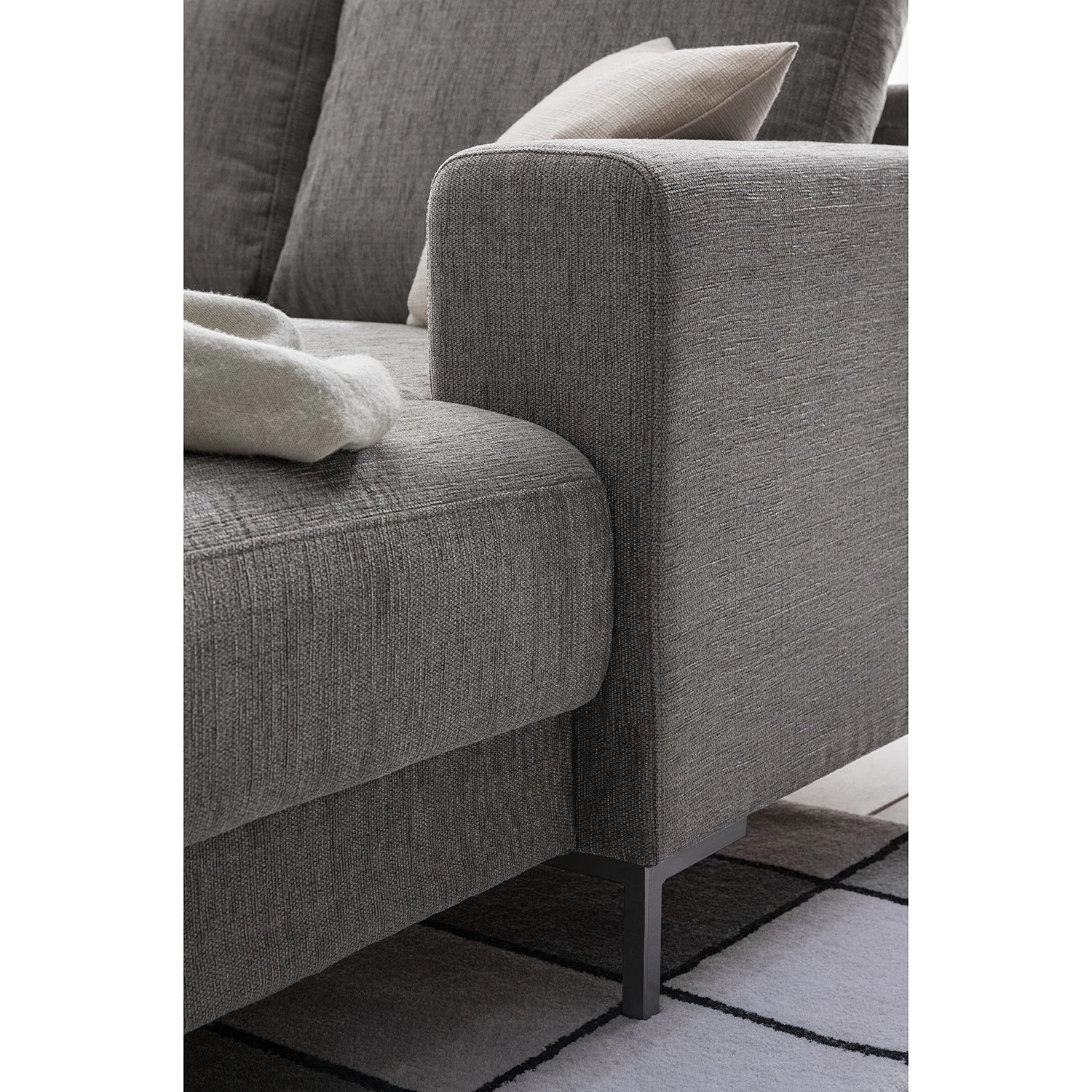 Fredriks Wohnlandschaft Summer Webstoff - Webstoff Madu: Hellgrau - Longchair davorstehend rechts / Ottomane links 13 Fredriks Wohnlandschaft Summer Webstoff - Webstoff Madu: Hellgrau - Longchair davorstehend rechts / Ottomane links – Bild 13