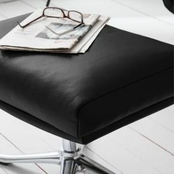 Studio Copenhagen Polsterhocker Hepburn III - Echtleder Neka: Schwarz - Chrom glänzend -Wohnzimmermöbel boutique en ligne 1000110723 180713 152018168 MOOD GALLERYIMAGES P000000001000110723 mood