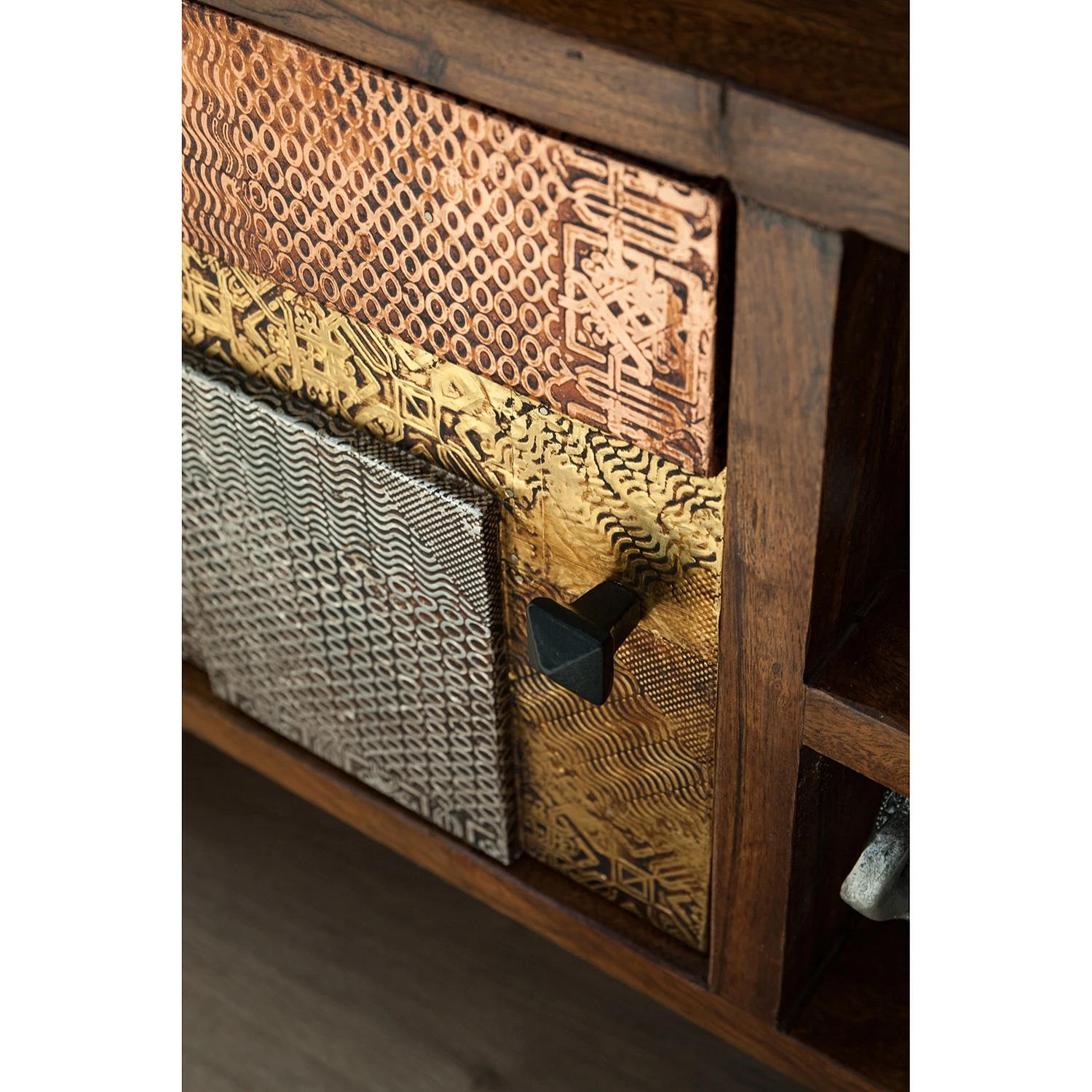 Wolf-Möbel TV-Lowboard Orient - Akazie massiv / Metall - Mehrfarbig 16 Wolf-Möbel TV-Lowboard Orient - Akazie massiv / Metall - Mehrfarbig – Bild 16