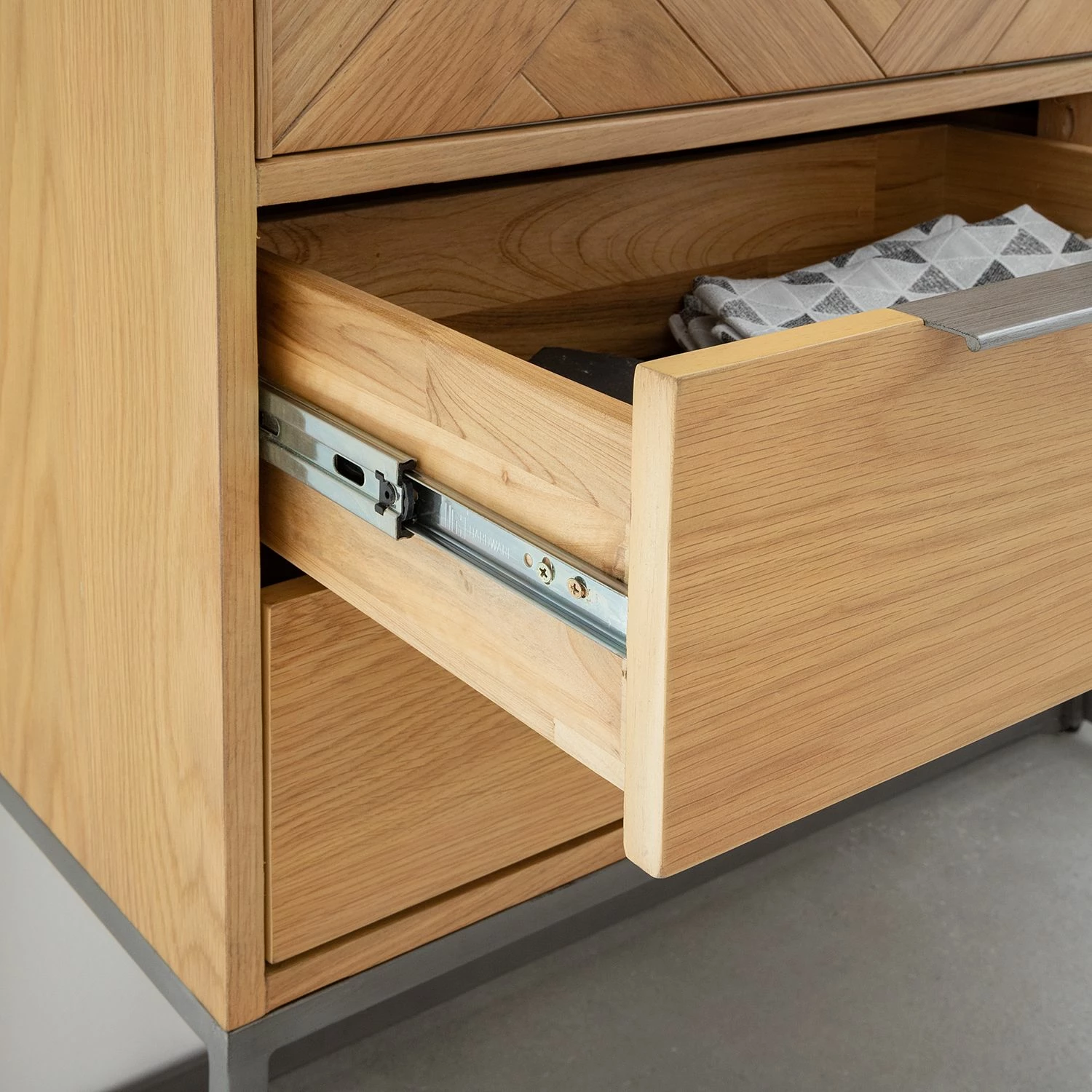 Ars manufacti Barschrank Dharai - Echtholzfurnier / Metall - Eiche / Silber 13 Ars manufacti Barschrank Dharai - Echtholzfurnier / Metall - Eiche / Silber – Bild 13