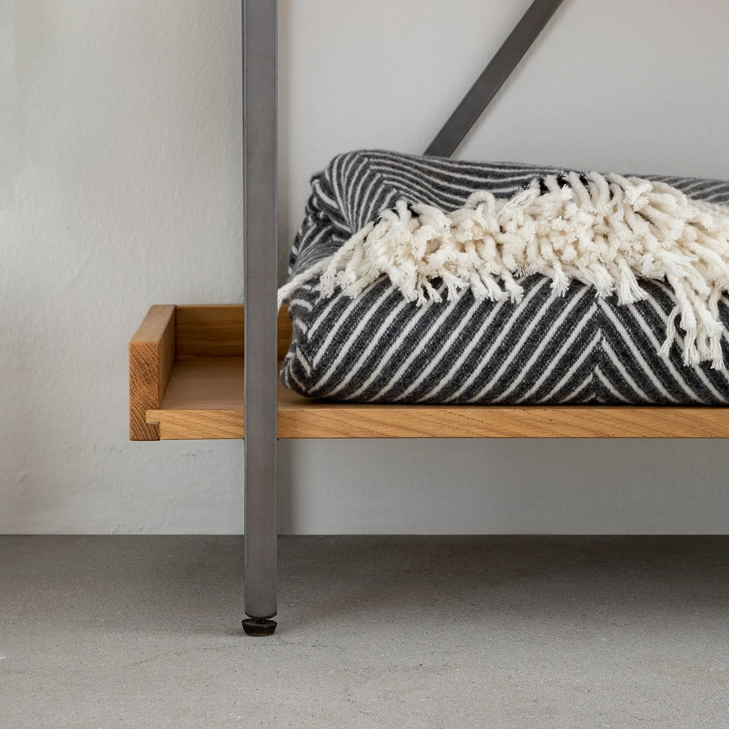 Ars manufacti Bücherregal Dharai I - Echtholzfurnier / Metall - Eiche / Silber 9 Ars manufacti Bücherregal Dharai I - Echtholzfurnier / Metall - Eiche / Silber – Bild 9