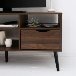 Mørteens TV-Lowboard Gjora I - Gummibaum teilmassiv - Walnuss 23 Mørteens TV-Lowboard Gjora I - Gummibaum teilmassiv - Walnuss -Wohnzimmermöbel boutique en ligne 1000123441 190321 17262400009 GALLERYIMAGES P000000001000123441