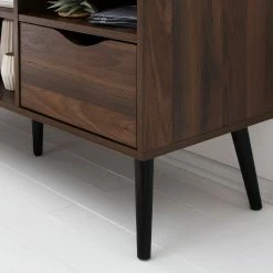 Mørteens TV-Lowboard Gjora I - Gummibaum teilmassiv - Walnuss 25 Mørteens TV-Lowboard Gjora I - Gummibaum teilmassiv - Walnuss -Wohnzimmermöbel boutique en ligne 1000123441 190321 17262500011 GALLERYIMAGES P000000001000123441