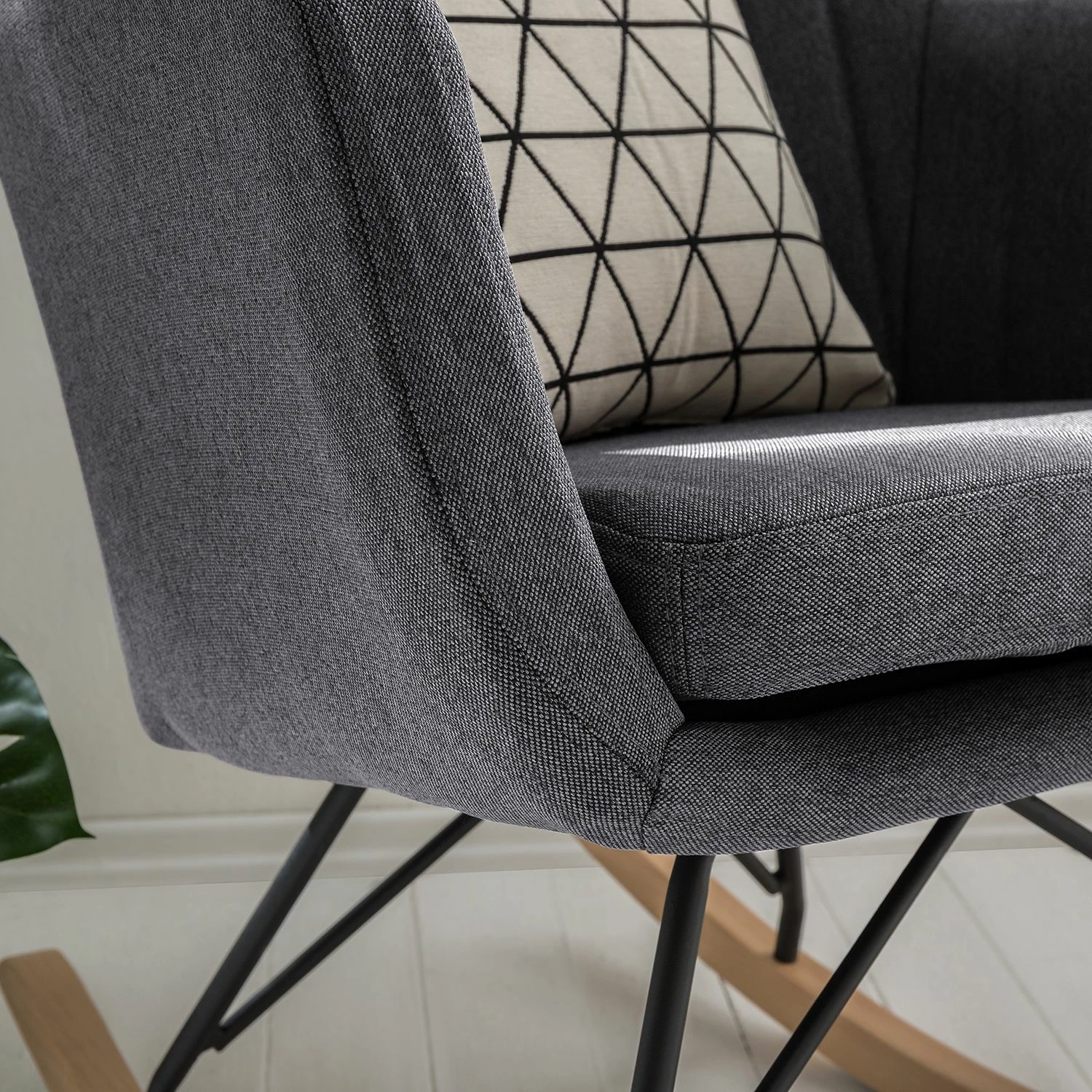 Mørteens Schaukelstuhl Leedy - Webstoff / Buche massiv - Dunkelgrau / Buche 9 Mørteens Schaukelstuhl Leedy - Webstoff / Buche massiv - Dunkelgrau / Buche – Bild 9