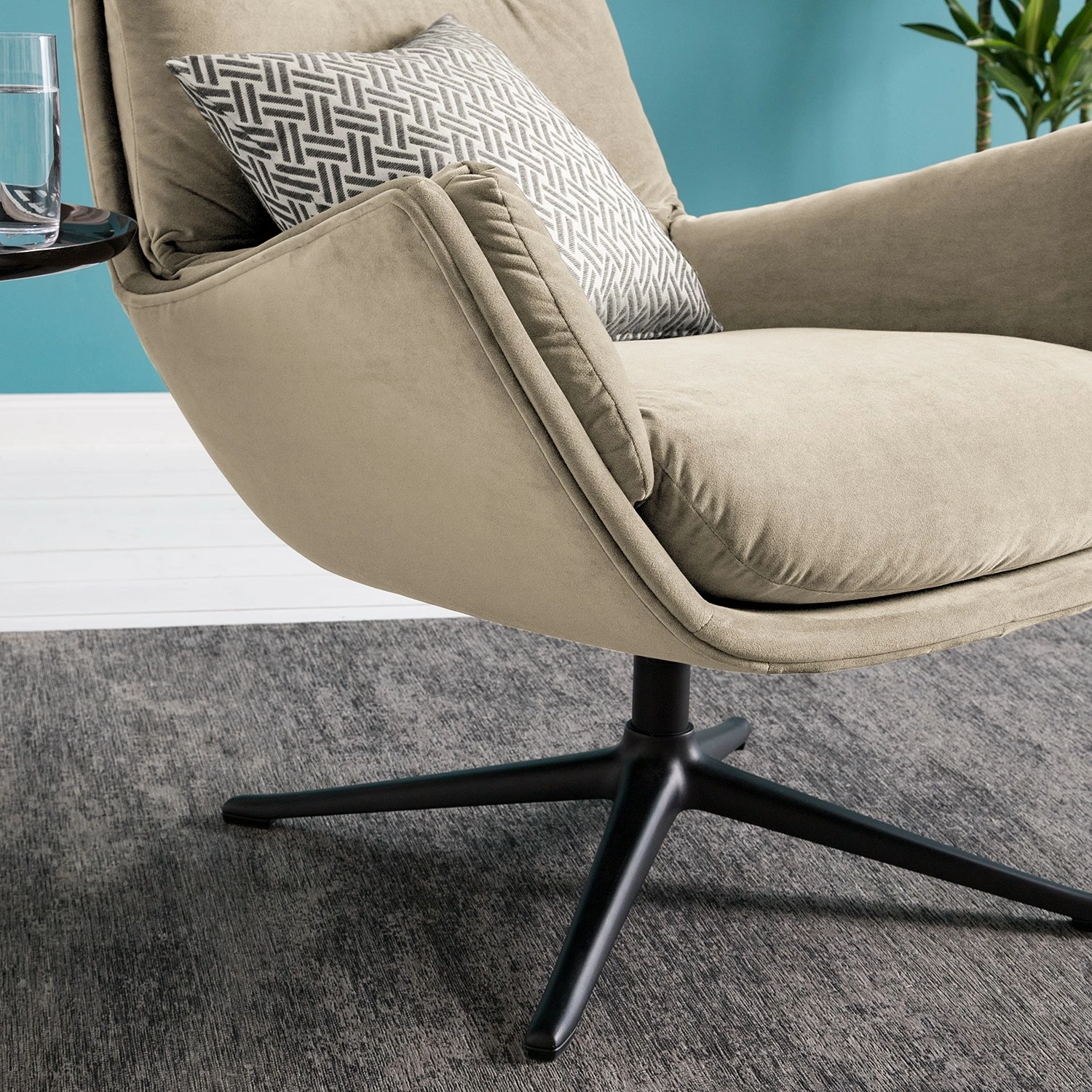 Studio Copenhagen Sessel Garbo IV - Samt Shyla: Beige - Schwarz 9 Studio Copenhagen Sessel Garbo IV - Samt Shyla: Beige - Schwarz – Bild 9