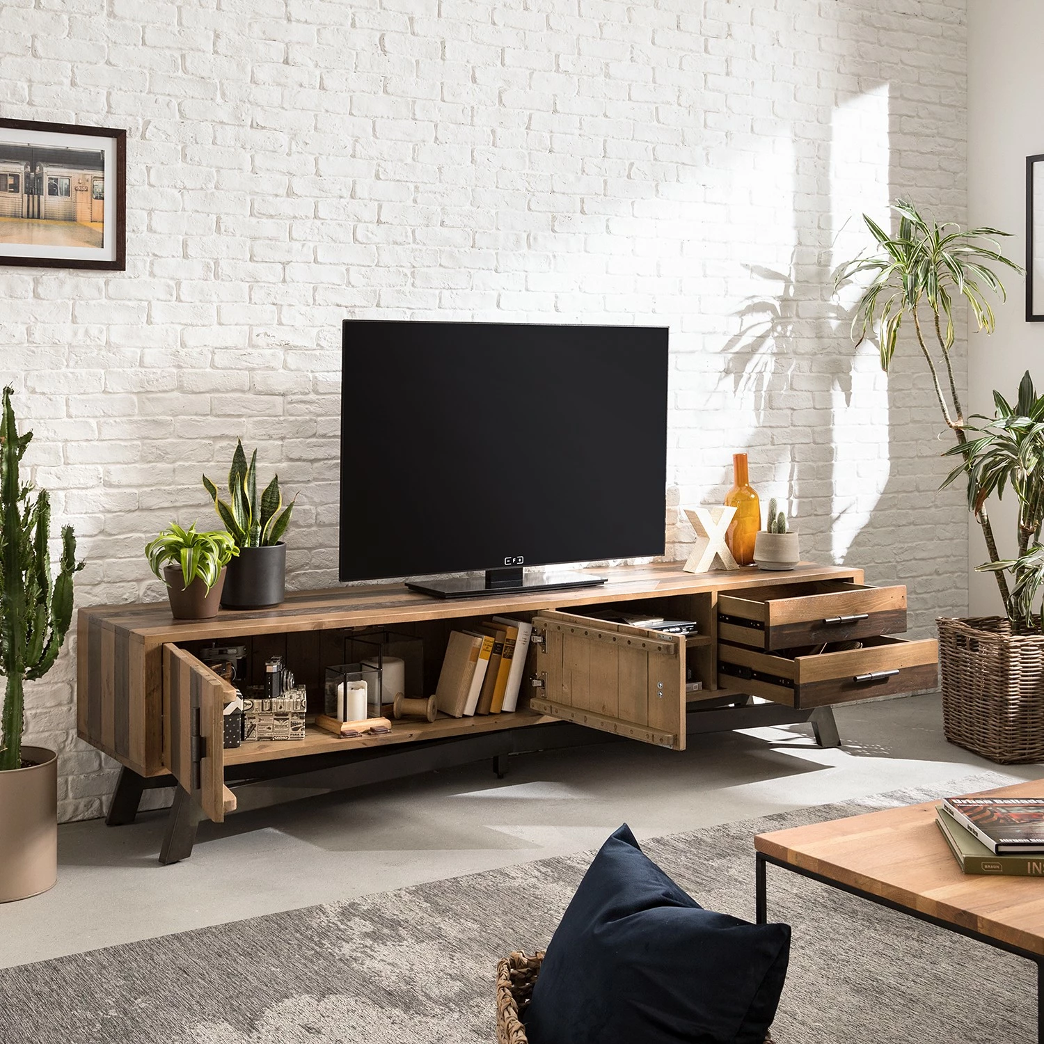 Ars manufacti TV-Lowboard Tamati III - Pinie massiv / Eisen - Pinie / Schwarz 3 Ars manufacti TV-Lowboard Tamati III - Pinie massiv / Eisen - Pinie / Schwarz – Bild 3