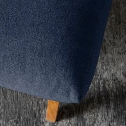 Studio Copenhagen Polsterhocker Garbo VII - Webstoff Milan: Dunkelblau - Eiche Dunkel -Wohnzimmermöbel boutique en ligne 1000172572 200106 10523200383 DETAILS P000000001000172572