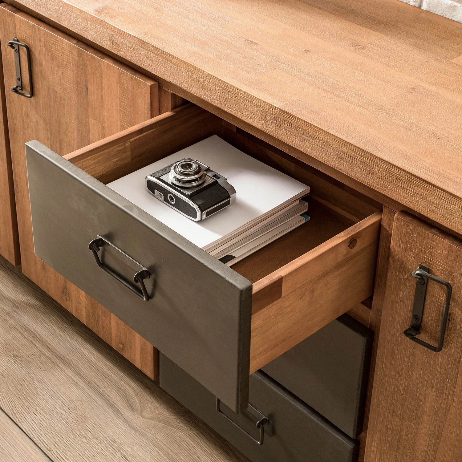 Ars manufacti Sideboard Manchester IV - Akazie massiv / Metall - Akazie / Anthrazit 8 Ars manufacti Sideboard Manchester IV - Akazie massiv / Metall - Akazie / Anthrazit – Bild 8