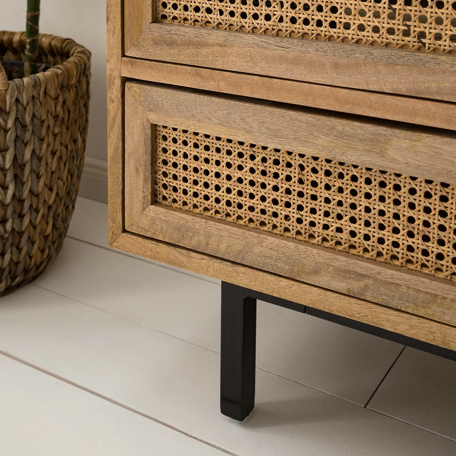 Ars manufacti Kommode Vina I - Mango massiv / Wiener Geflecht - Mango / Schwarz 9 Ars manufacti Kommode Vina I - Mango massiv / Wiener Geflecht - Mango / Schwarz – Bild 9