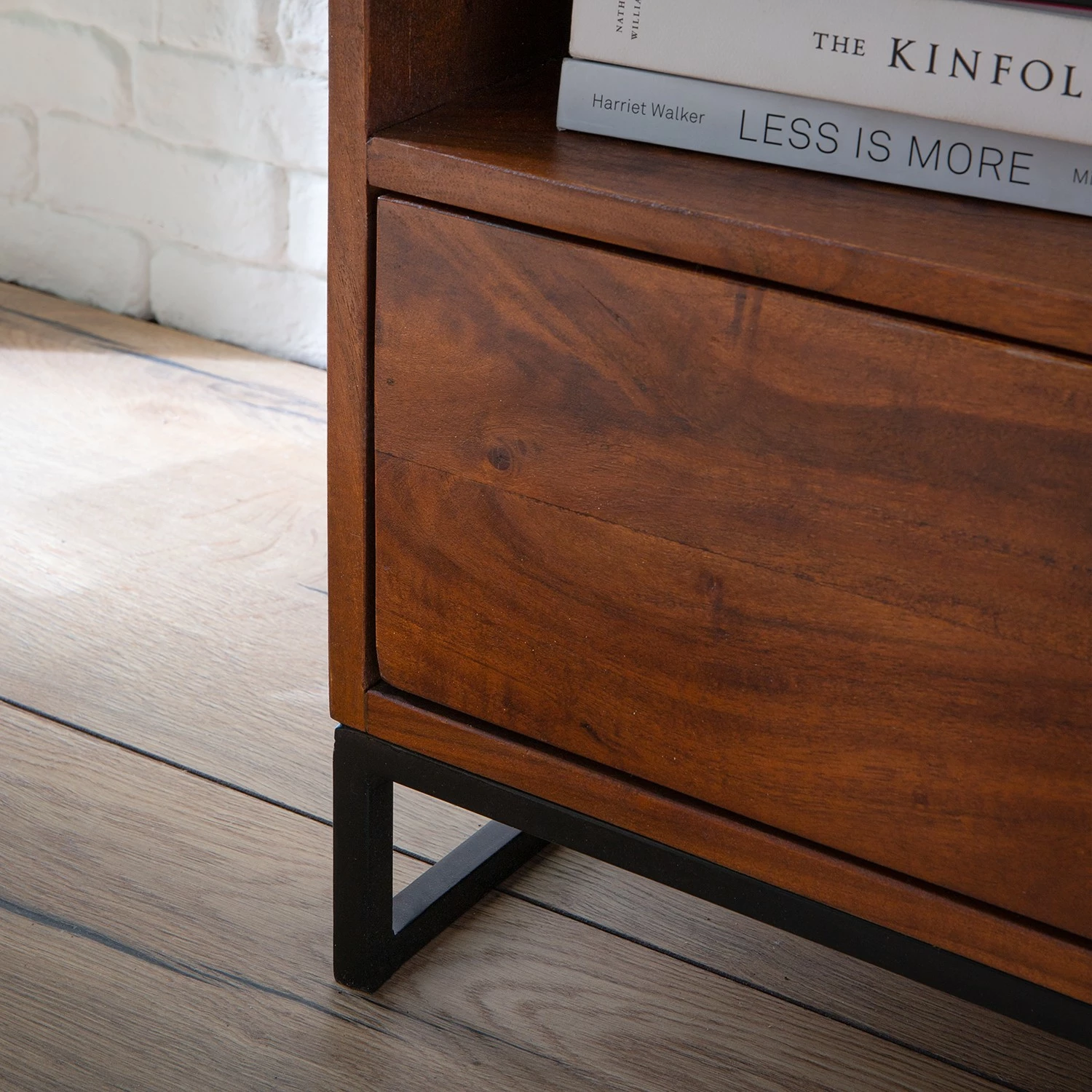 Ars manufacti TV-Lowboard Woodson V - Akazie massiv - Akazie Braun 10 Ars manufacti TV-Lowboard Woodson V - Akazie massiv - Akazie Braun – Bild 10