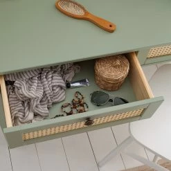 Maison Belfort Konsole/Schminktisch Belleria - Kiefer massiv / Wiener Geflecht - Hellolivgrün 30 Maison Belfort Konsole/Schminktisch Belleria - Kiefer massiv / Wiener Geflecht - Hellolivgrün -Wohnzimmermöbel boutique en ligne 1000187593 200430 14092000021 DETAILS P000000001000187593