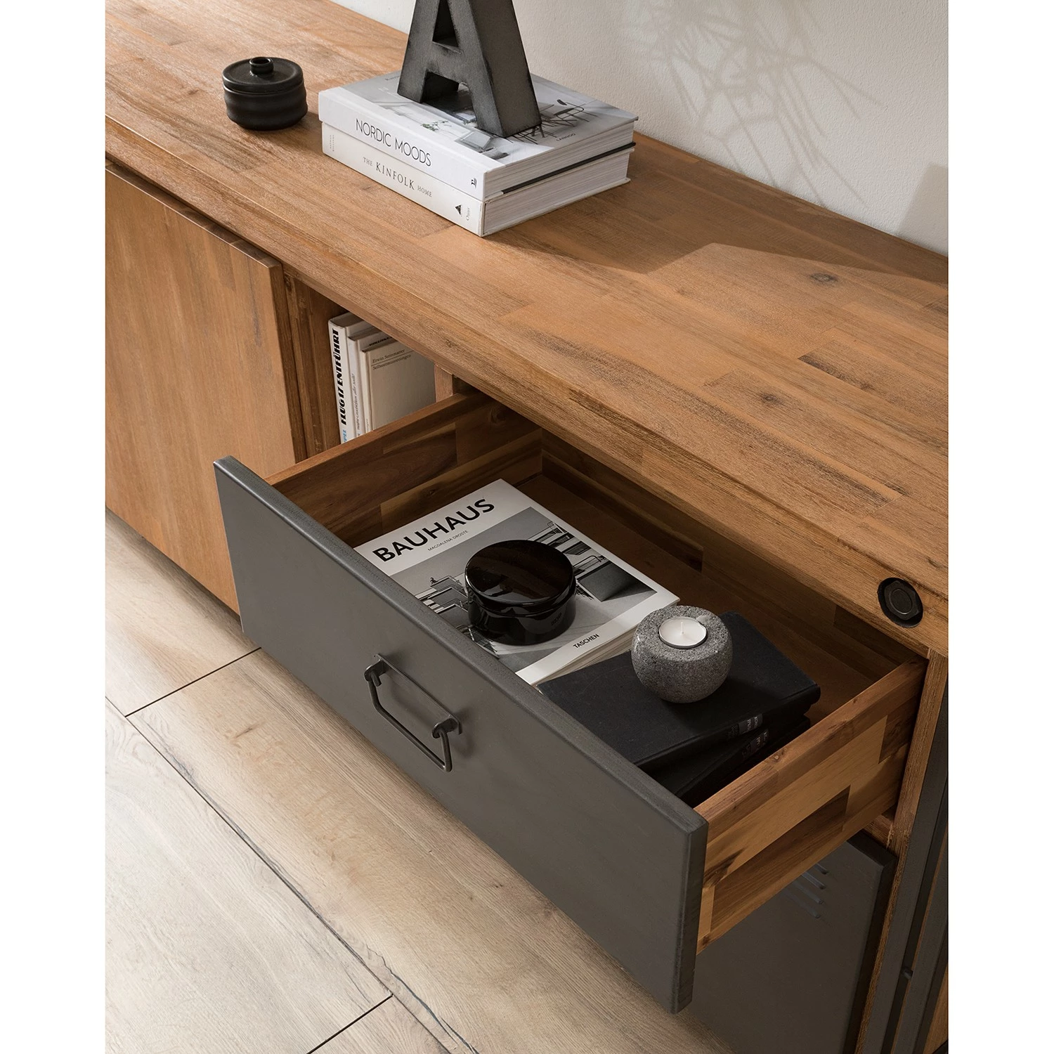 Ars manufacti Sideboard Manchester VI - Akazie massiv / Metall - Akazie / Anthrazit 11 Ars manufacti Sideboard Manchester VI - Akazie massiv / Metall - Akazie / Anthrazit – Bild 11