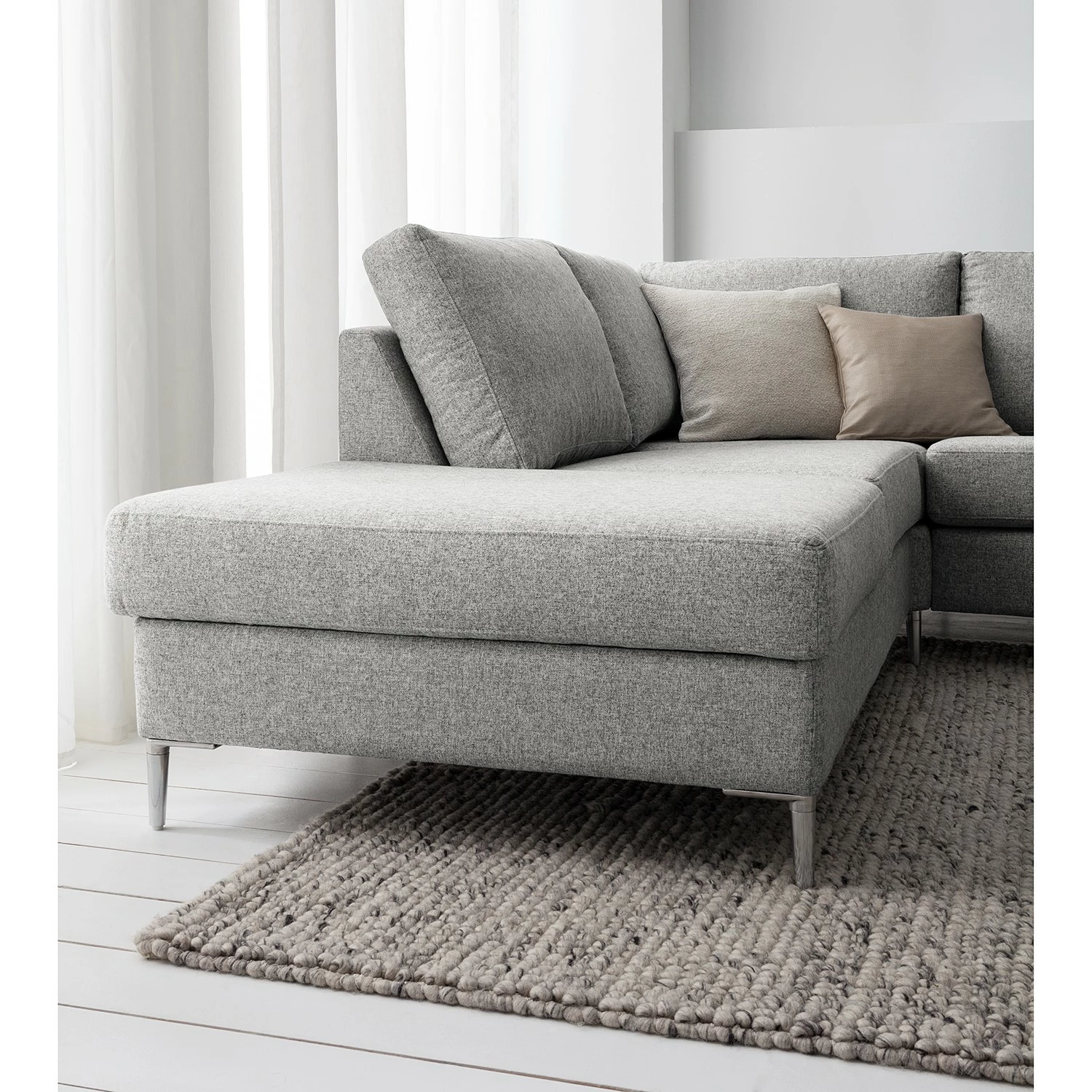 Studio Copenhagen Wohnlandschaft COSO Classic+ - Webstoff Inze: Hellgrau - Longchair davorstehend rechts / Ottomane links - Bettkasten - Chrom glänzend 15 Studio Copenhagen Wohnlandschaft COSO Classic+ - Webstoff Inze: Hellgrau - Longchair davorstehend rechts / Ottomane links - Bettkasten - Chrom glänzend – Bild 15