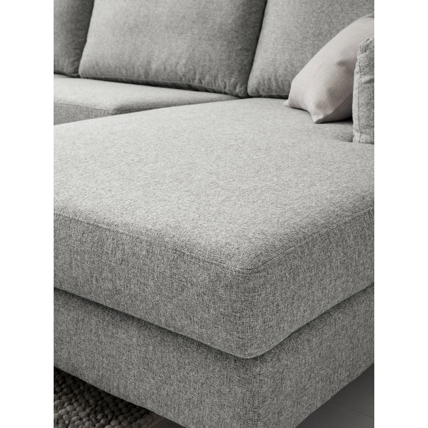 Studio Copenhagen Wohnlandschaft COSO Classic+ - Webstoff Inze: Hellgrau - Longchair davorstehend rechts / Ottomane links - Bettkasten - Chrom glänzend 11 Studio Copenhagen Wohnlandschaft COSO Classic+ - Webstoff Inze: Hellgrau - Longchair davorstehend rechts / Ottomane links - Bettkasten - Chrom glänzend – Bild 11