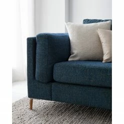 Studio Copenhagen 2,5-Sitzer Sofa COSO Classic+ - Chenille Rufi: Blau - Eiche Dunkel 28 Studio Copenhagen 2,5-Sitzer Sofa COSO Classic+ - Chenille Rufi: Blau - Eiche Dunkel -Wohnzimmermöbel boutique en ligne 1000212738 201008 13380500039 DETAILS P000000001000212738