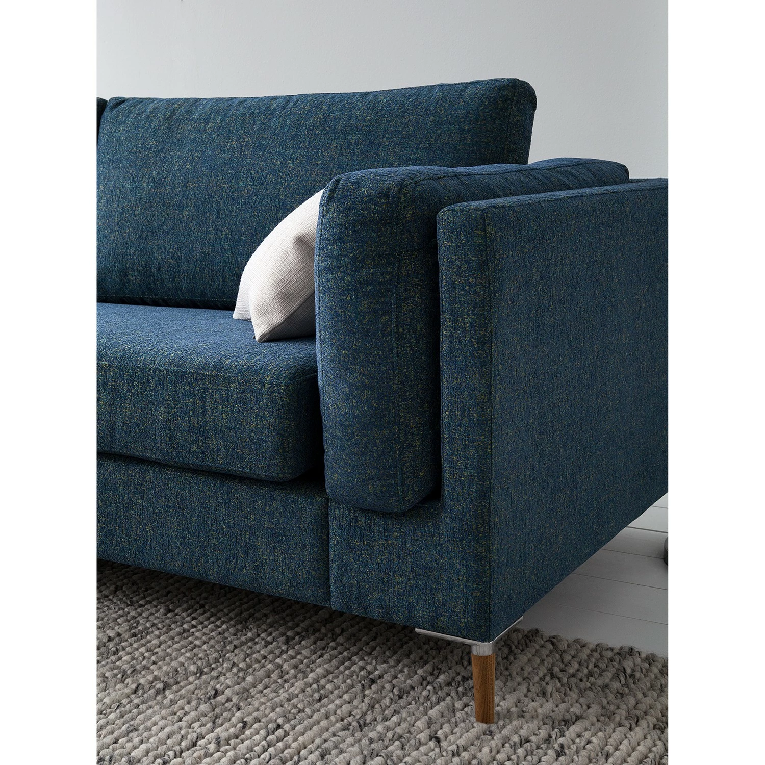 Studio Copenhagen 2,5-Sitzer Sofa COSO Classic+ - Chenille Rufi: Blau - Eiche Dunkel 12 Studio Copenhagen 2,5-Sitzer Sofa COSO Classic+ - Chenille Rufi: Blau - Eiche Dunkel – Bild 12