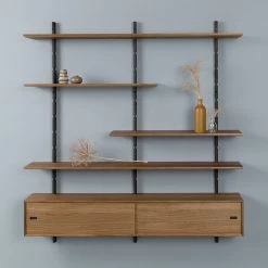 Studio Copenhagen Wandregal Lautaro X - Eiche massiv / Walnuss teilmassiv - Eiche Schwarz / Walnuss -Wohnzimmermöbel boutique en ligne 1000216666 200820 06182200235 MOOD DETAILS P000000001000216666 mood