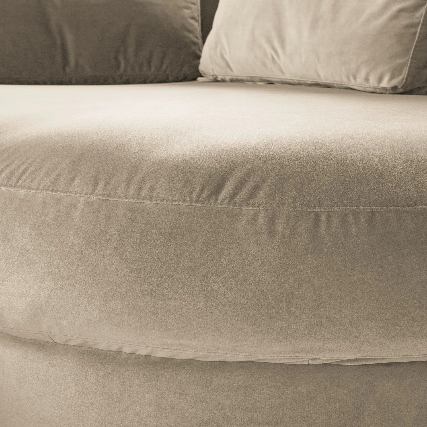 Studio Copenhagen Ecksofa Willows II - Samt Shyla: Beige - Ottomane davorstehend rechts 15 Studio Copenhagen Ecksofa Willows II - Samt Shyla: Beige - Ottomane davorstehend rechts – Bild 15