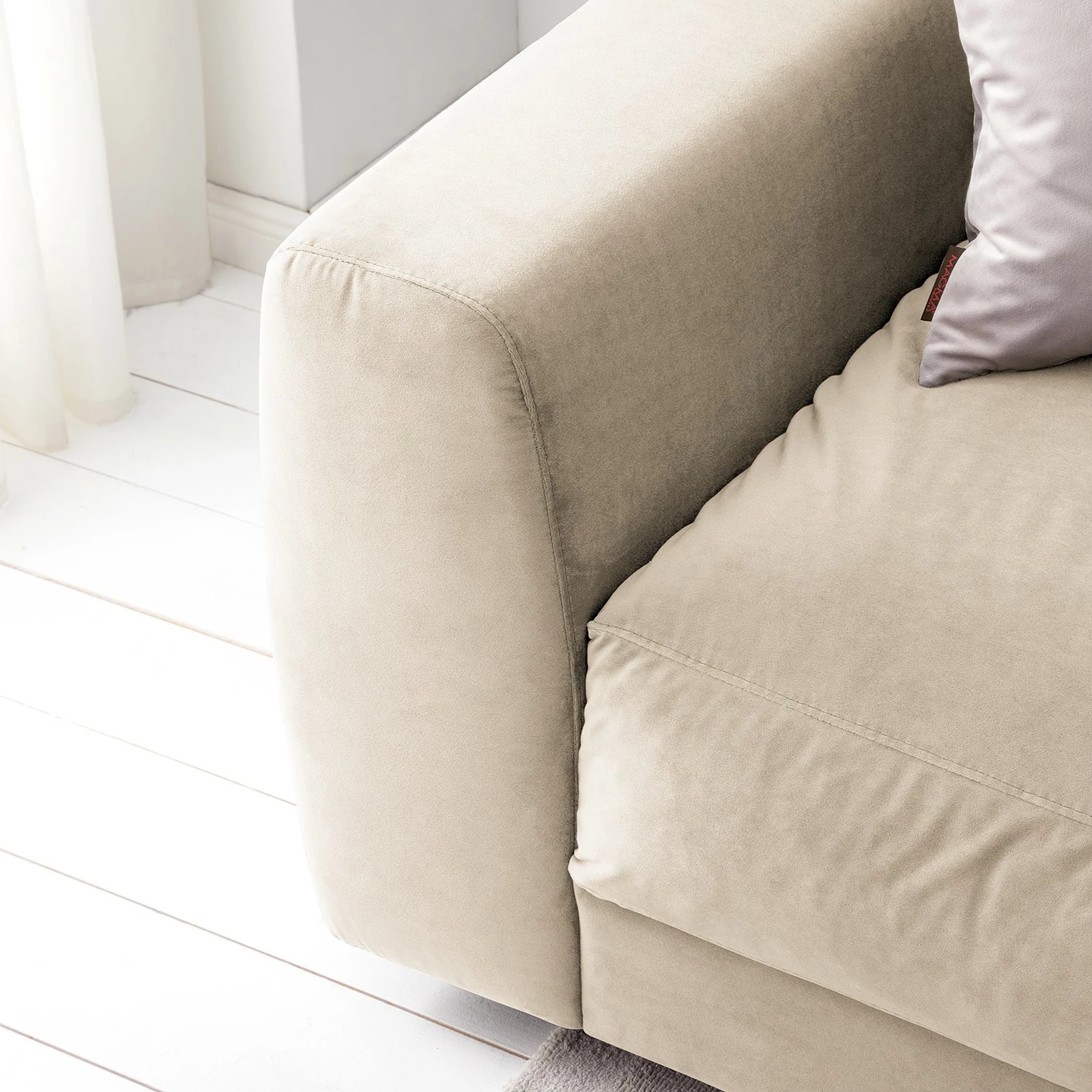 Studio Copenhagen Ecksofa Willows II - Samt Shyla: Beige - Ottomane davorstehend rechts 11 Studio Copenhagen Ecksofa Willows II - Samt Shyla: Beige - Ottomane davorstehend rechts – Bild 11