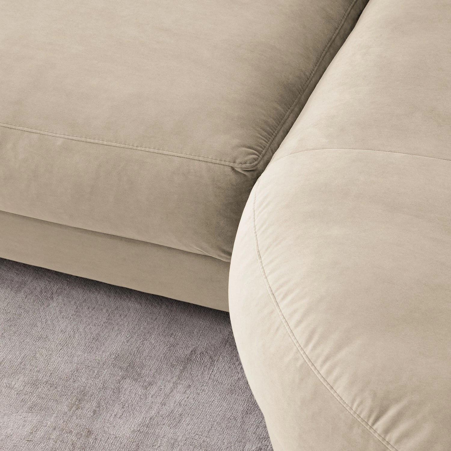 Studio Copenhagen Ecksofa Willows II - Samt Shyla: Beige - Ottomane davorstehend rechts 10 Studio Copenhagen Ecksofa Willows II - Samt Shyla: Beige - Ottomane davorstehend rechts – Bild 10