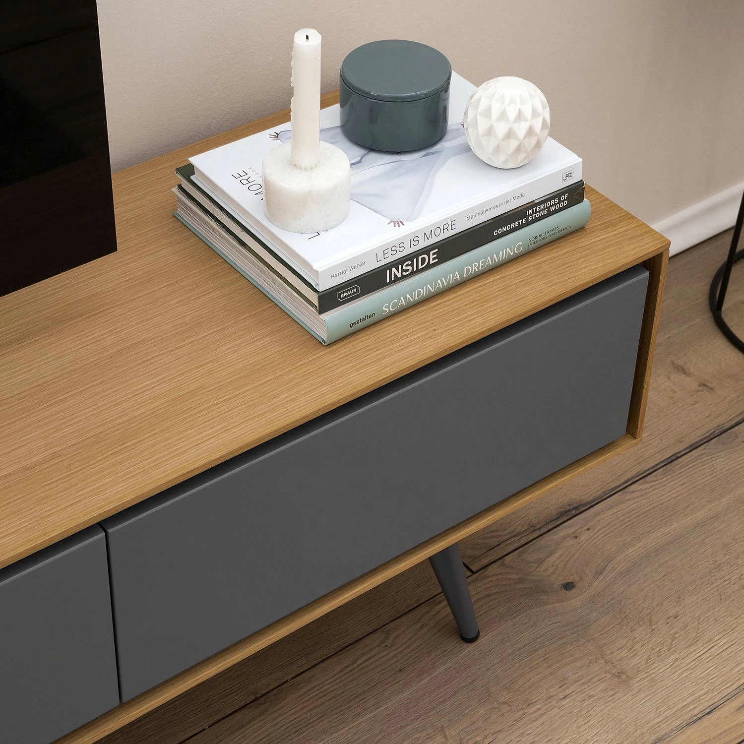 Studio Copenhagen TV-Lowboard Danica - Echtholzfurnier - Matt Dunkelgrau / Esche 8 Studio Copenhagen TV-Lowboard Danica - Echtholzfurnier - Matt Dunkelgrau / Esche – Bild 8