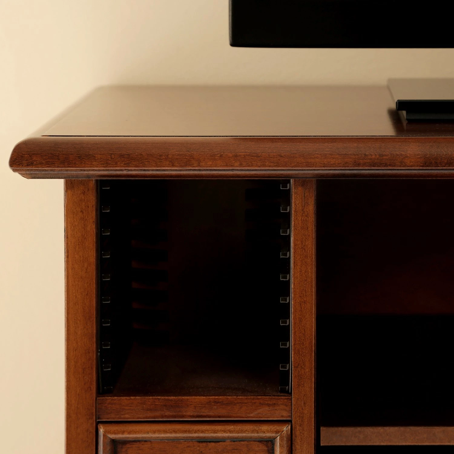 Ridgevalley TV-Lowboard Brieux II - Tulpenbaum teilmassiv - Tulpenbaum Antik 10 Ridgevalley TV-Lowboard Brieux II - Tulpenbaum teilmassiv - Tulpenbaum Antik – Bild 10