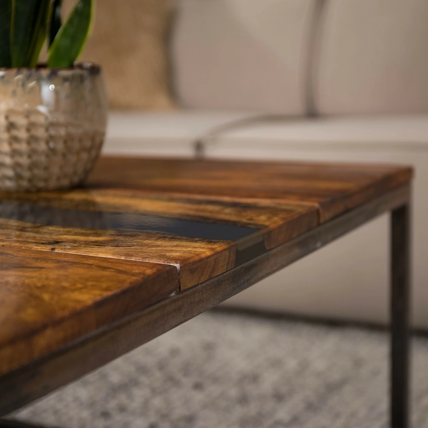 Wolf-Möbel Epoxidharz-Couchtisch Tarnac - Akazie massiv / Metall - Grau 11 Wolf-Möbel Epoxidharz-Couchtisch Tarnac - Akazie massiv / Metall - Grau – Bild 11