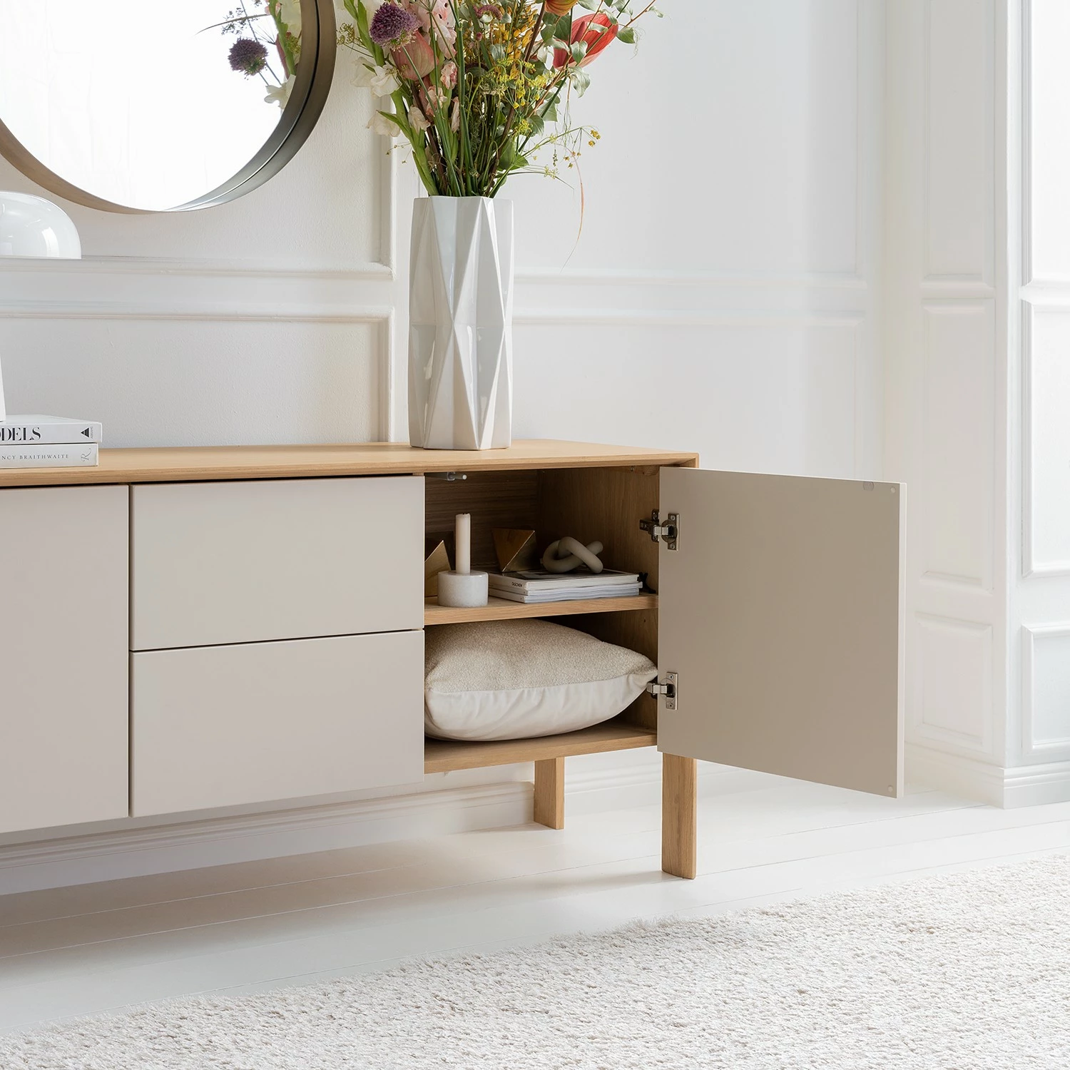 Studio Copenhagen Sideboard Maayka I - Eiche teilmassiv - Mushroom Creme / Eiche Hell 3 Studio Copenhagen Sideboard Maayka I - Eiche teilmassiv - Mushroom Creme / Eiche Hell – Bild 3