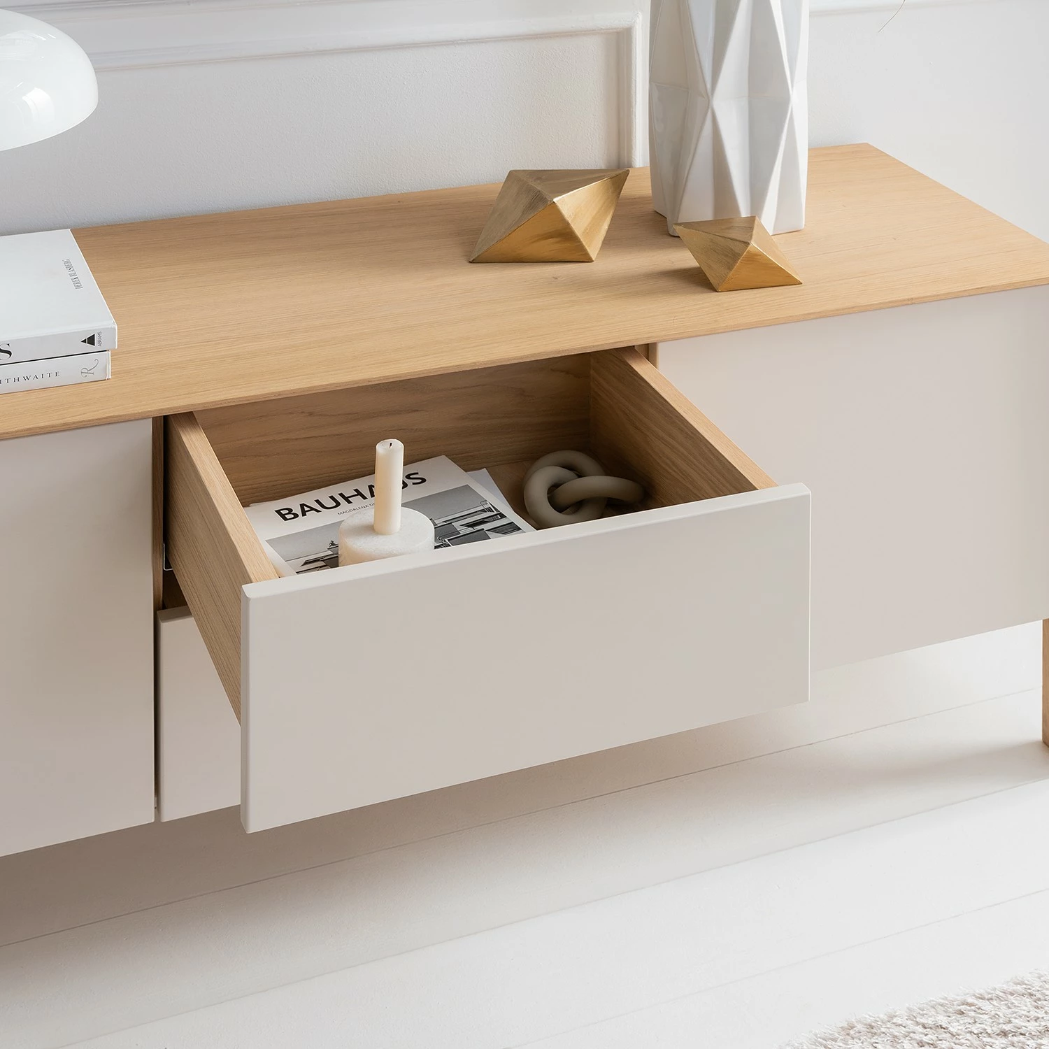 Studio Copenhagen Sideboard Maayka I - Eiche teilmassiv - Mushroom Creme / Eiche Hell 5 Studio Copenhagen Sideboard Maayka I - Eiche teilmassiv - Mushroom Creme / Eiche Hell – Bild 5