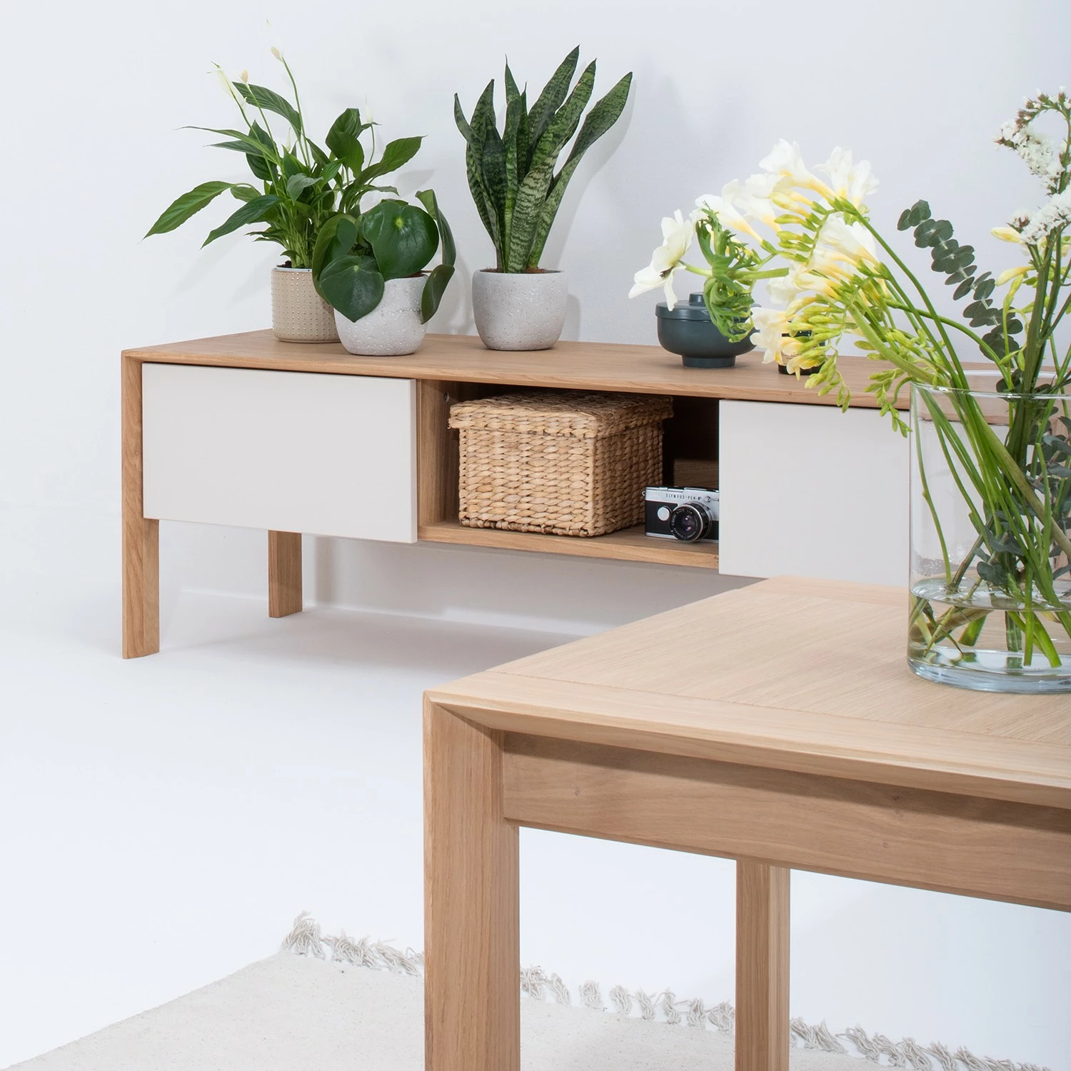 Studio Copenhagen TV-Lowboard Maayka I - Eiche teilmassiv - Mushroom Creme / Eiche Hell 10 Studio Copenhagen TV-Lowboard Maayka I - Eiche teilmassiv - Mushroom Creme / Eiche Hell – Bild 10