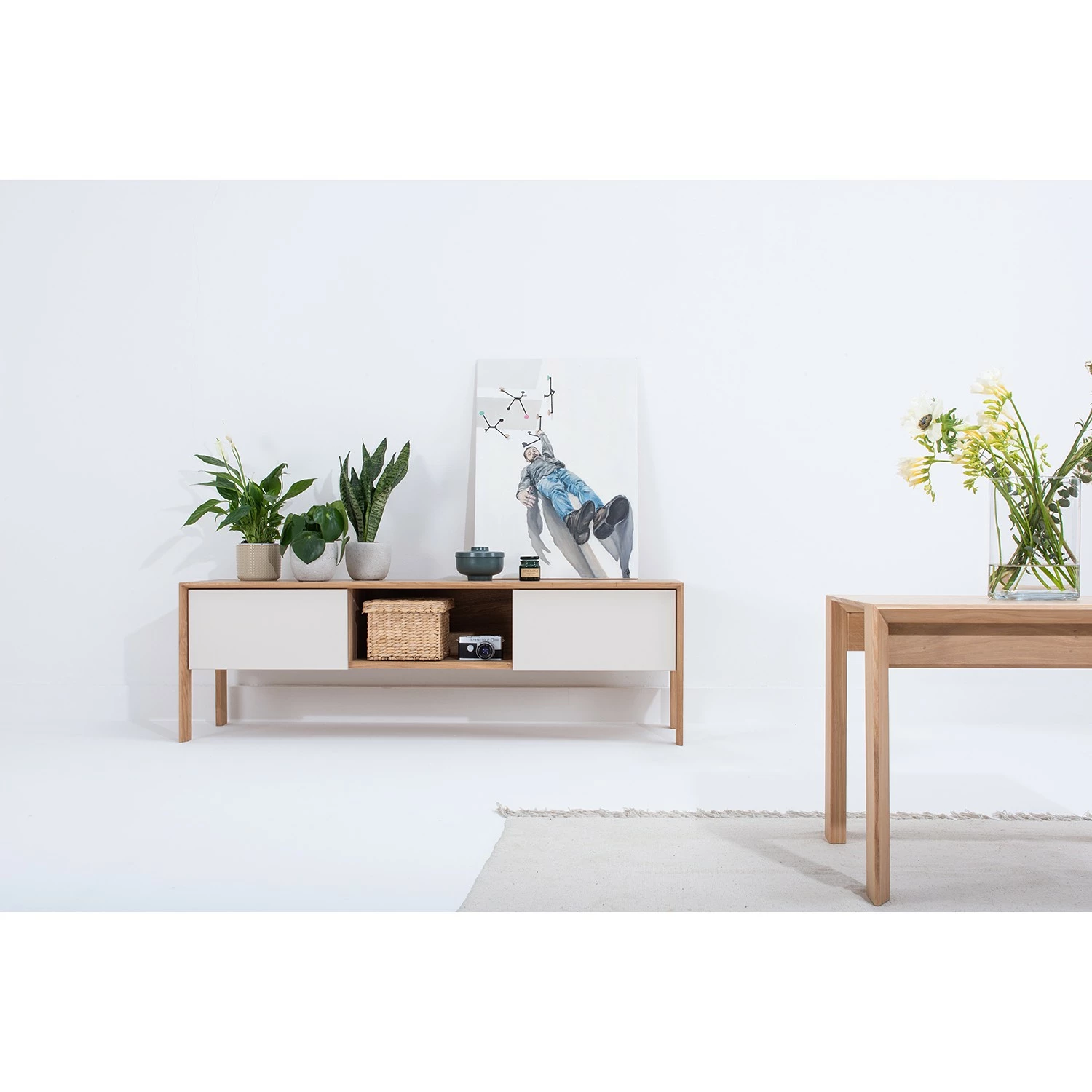 Studio Copenhagen TV-Lowboard Maayka I - Eiche teilmassiv - Mushroom Creme / Eiche Hell 4 Studio Copenhagen TV-Lowboard Maayka I - Eiche teilmassiv - Mushroom Creme / Eiche Hell – Bild 4