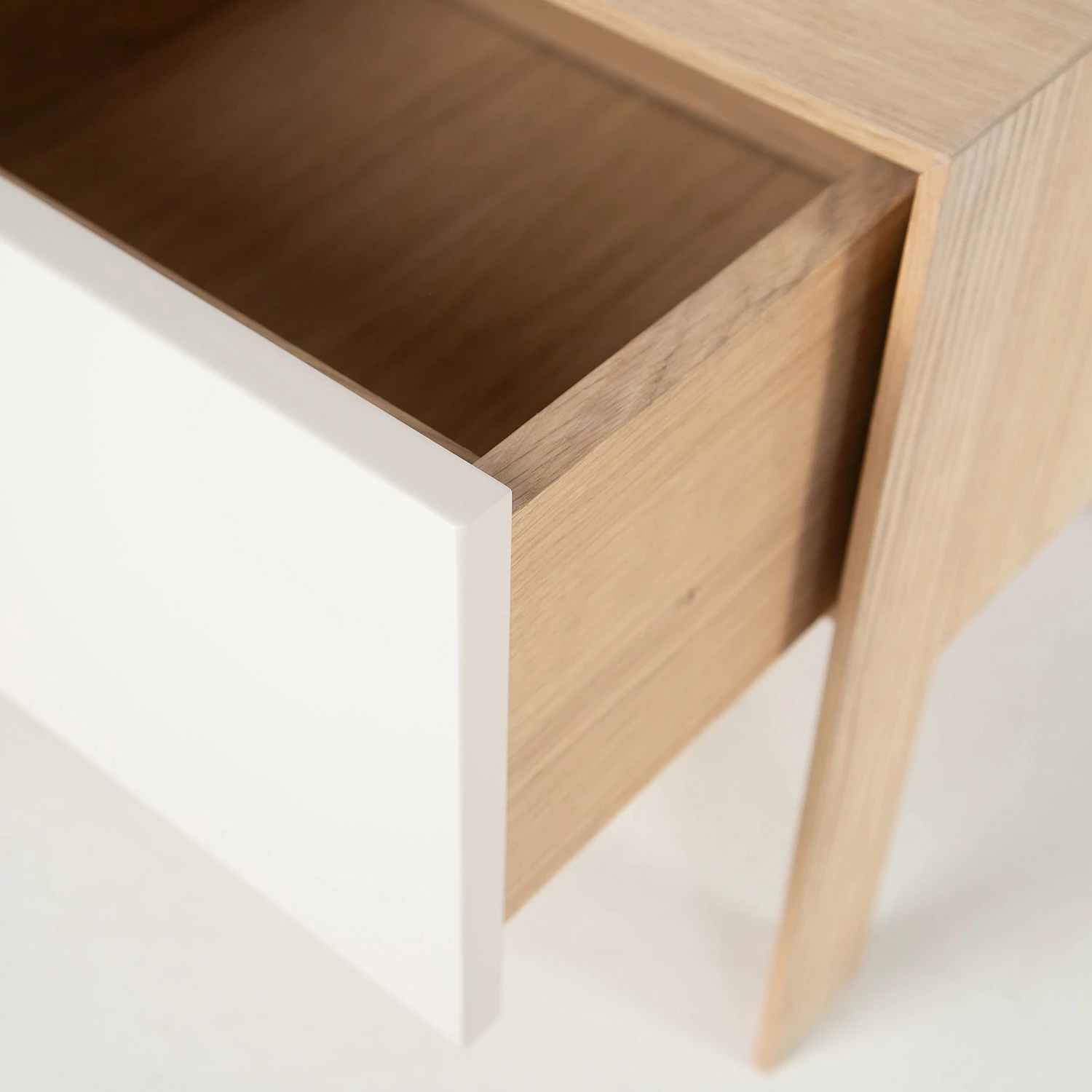 Studio Copenhagen TV-Lowboard Maayka I - Eiche teilmassiv - Mushroom Creme / Eiche Hell 15 Studio Copenhagen TV-Lowboard Maayka I - Eiche teilmassiv - Mushroom Creme / Eiche Hell – Bild 15