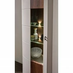 Loftscape Standvitrine Saida - Inkl. Beleuchtung - Kaschmir / Nussbaum Dekor 9 Loftscape Standvitrine Saida - Inkl. Beleuchtung - Kaschmir / Nussbaum Dekor -Wohnzimmermöbel boutique en ligne 1000300921 211020 13343400050 DETAILS P000000001000300921