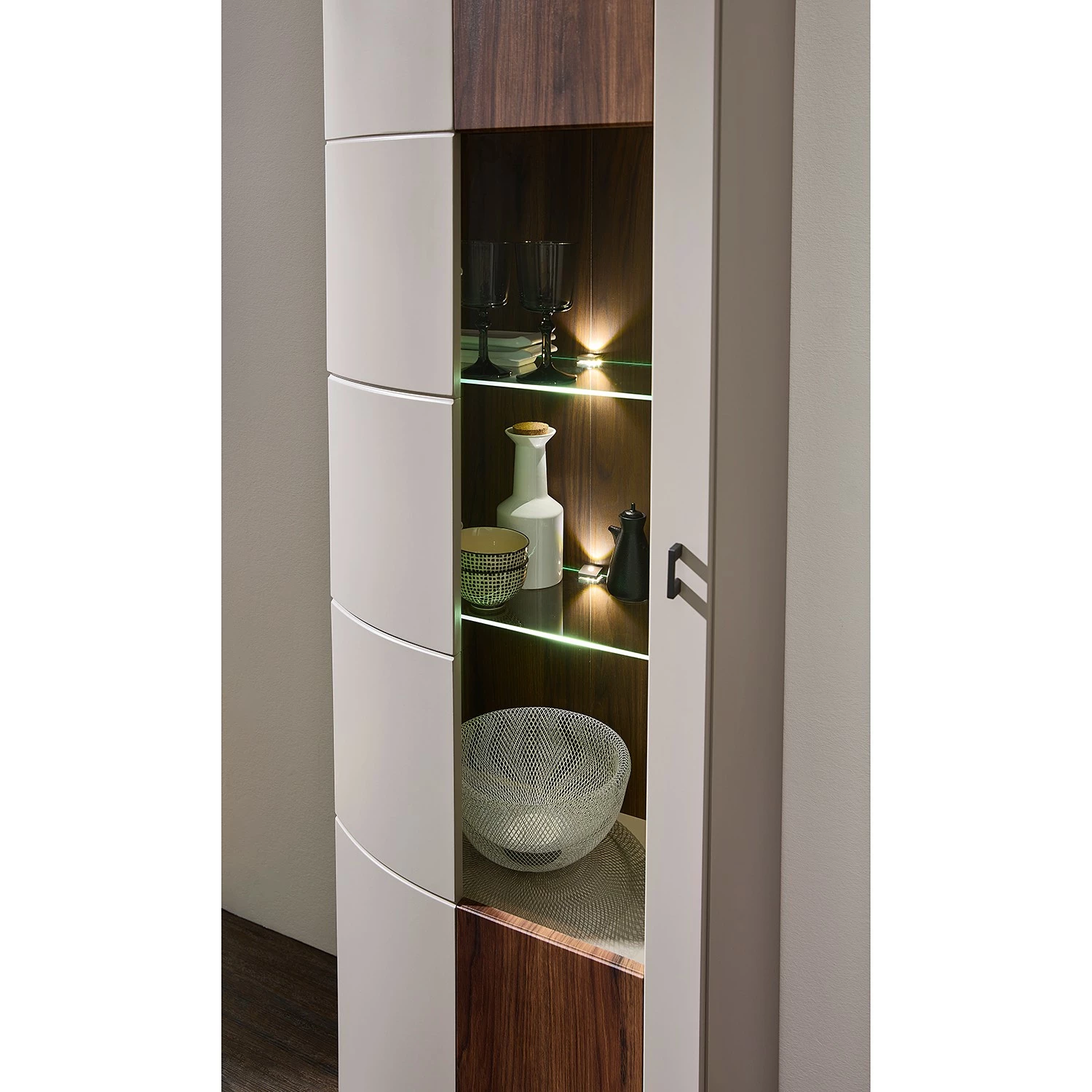 Loftscape Standvitrine Saida - Inkl. Beleuchtung - Kaschmir / Nussbaum Dekor 5 Loftscape Standvitrine Saida - Inkl. Beleuchtung - Kaschmir / Nussbaum Dekor – Bild 5
