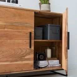 Ars manufacti Sideboard Woodson II - Akazie massiv / Metall - Akazie Hellbraun 47 Ars manufacti Sideboard Woodson II - Akazie massiv / Metall - Akazie Hellbraun -Wohnzimmermöbel boutique en ligne 1000339802 220311 082 DETAILS P000000001000339802