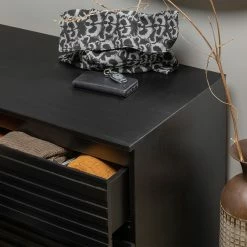 Red Living Kommode Rayong II - Kiefer massiv - Kiefer Schwarz -Wohnzimmermöbel boutique en ligne 1000342090 220401 040 DETAILS P000000001000342090