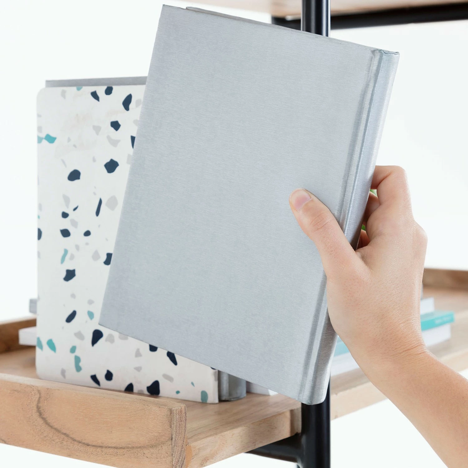 Red Living Regal Breitbride II - Akazie massiv / Metall - Akazie / Schwarz 10 Red Living Regal Breitbride II - Akazie massiv / Metall - Akazie / Schwarz – Bild 10