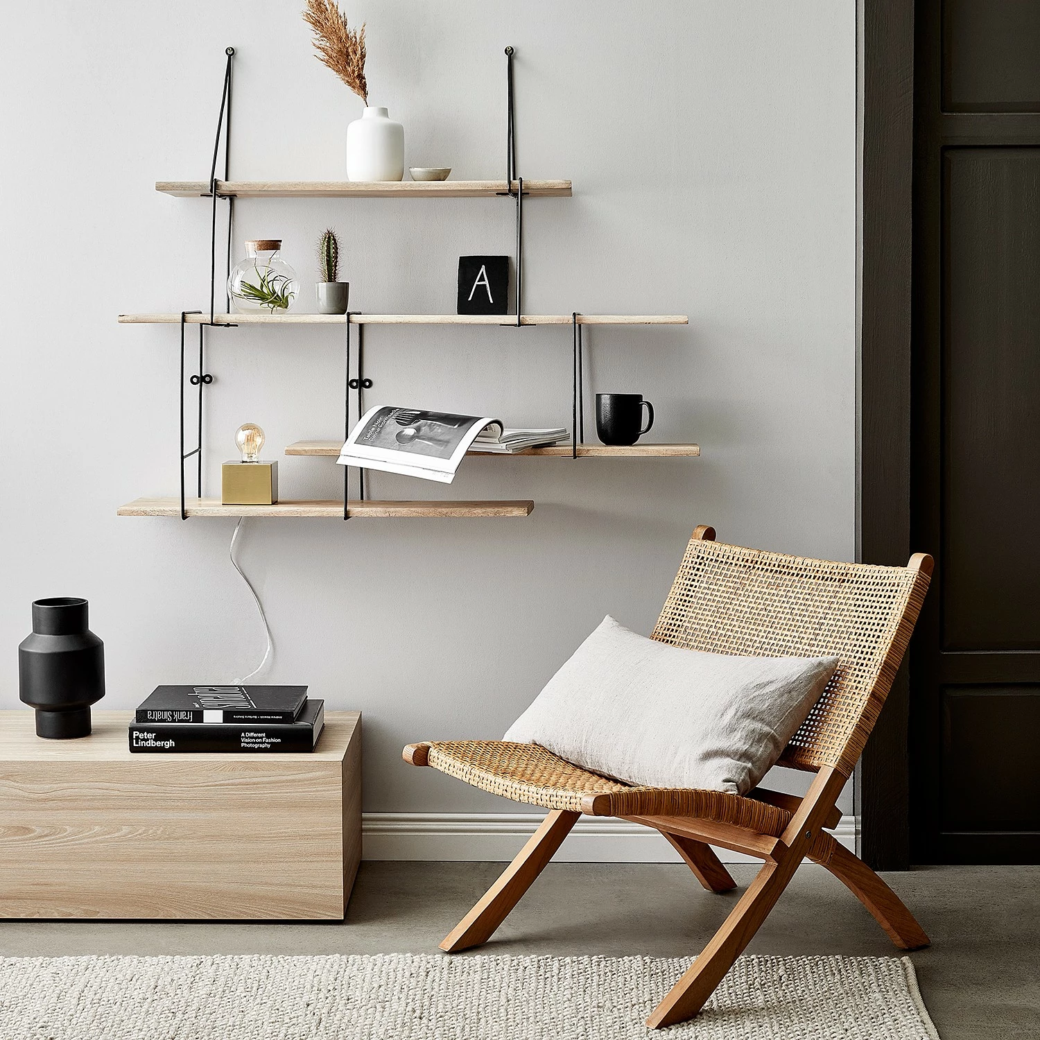 Butlers Wandregal LIMBO - Eiche massiv / Aluminium - Schwarz / Natur 2 Butlers Wandregal LIMBO - Eiche massiv / Aluminium - Schwarz / Natur – Bild 2