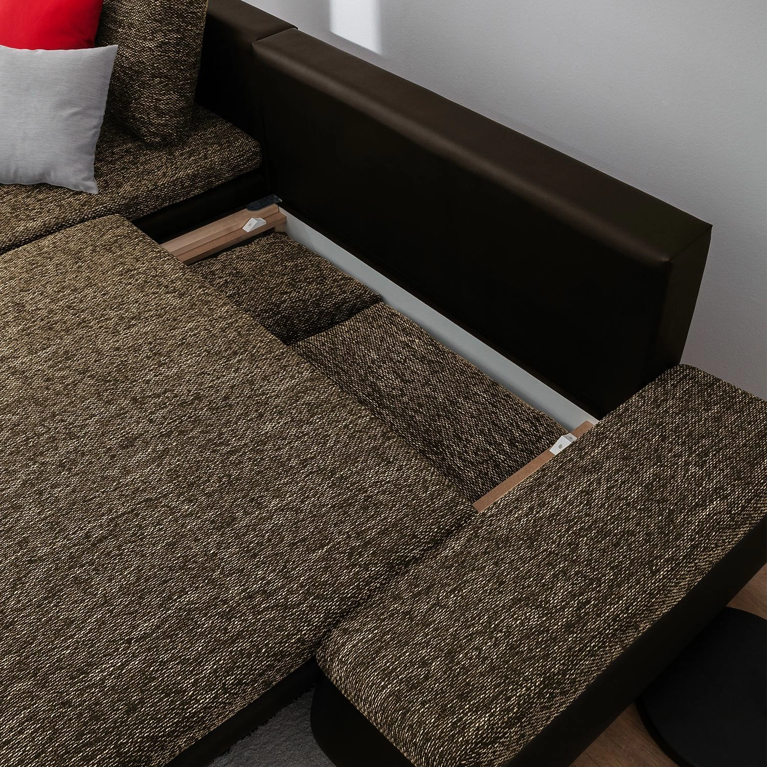 Fredriks Ecksofa Laza - mit Schlaffunktion - Kunstleder / Webstoff - Dunkelbraun / Cappuccino - Longchair davorstehend links 26 Fredriks Ecksofa Laza - mit Schlaffunktion - Kunstleder / Webstoff - Dunkelbraun / Cappuccino - Longchair davorstehend links – Bild 26