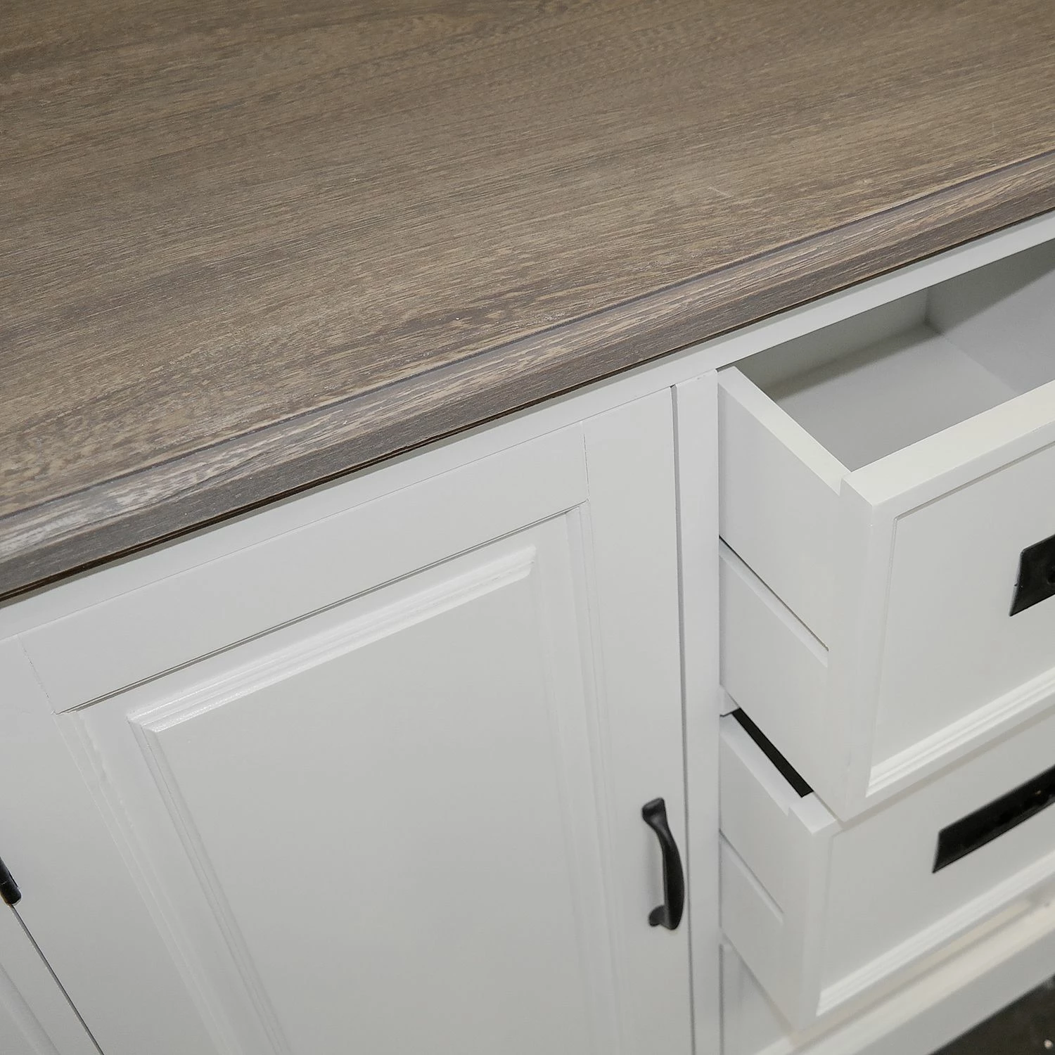 Maison Belfort Kommode Nasinu IV - Paulownia teilmassiv - Weiß / Antik Grau 3 Maison Belfort Kommode Nasinu IV - Paulownia teilmassiv - Weiß / Antik Grau – Bild 3