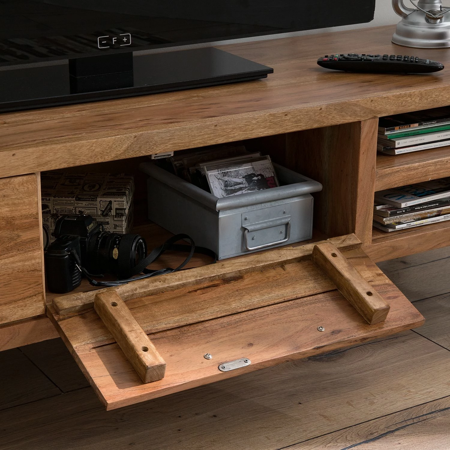 Ars manufacti TV-Lowboard Amla II - Akazie massiv / Metall - Akazie / Anthrazit 11 Ars manufacti TV-Lowboard Amla II - Akazie massiv / Metall - Akazie / Anthrazit – Bild 11